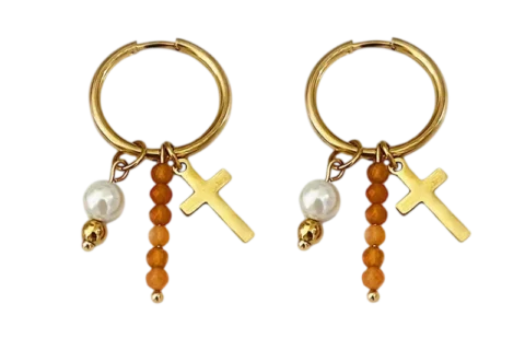Boucles d'oreilles créoles dorées pour femme avec pendentif croix, perle blanche et perles décoratives aux nuances orangées.