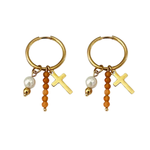 Boucles d'oreilles créoles dorées pour femme avec pendentif croix, perle blanche et perles décoratives aux nuances orangées.