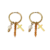 Boucles d'oreilles créoles dorées pour femme avec pendentif croix, perle blanche et perles décoratives aux nuances orangées.