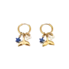 Boucles d'oreilles créoles dorées pour femme avec breloques étoile bleue, petites perles blanches et pendentif queue au style marin élégant.