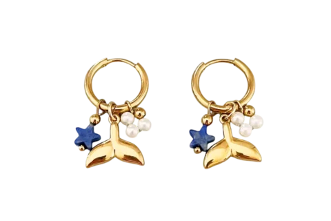 Boucles d'oreilles créoles dorées pour femme avec breloques étoile bleue, petites perles blanches et pendentif queue au style marin élégant.