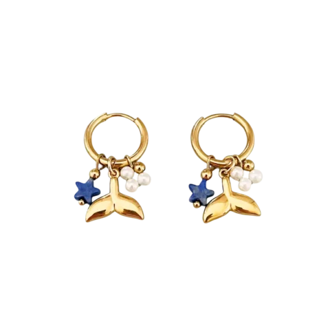 Boucles d'oreilles créoles dorées pour femme avec breloques étoile bleue, petites perles blanches et pendentif queue au style marin élégant.