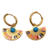 Boucles d'oreilles créoles dorées pour femme avec pendentif en forme d'éventail, détails multicolores et cabochon bleu au centre, au style bohème chic.