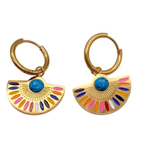Boucles d'oreilles créoles dorées pour femme avec pendentif en forme d'éventail, détails multicolores et cabochon bleu au centre, au style bohème chic.