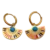 Boucles d'oreilles créoles dorées pour femme avec pendentif en forme d'éventail, détails multicolores et cabochon bleu au centre, au style bohème chic.