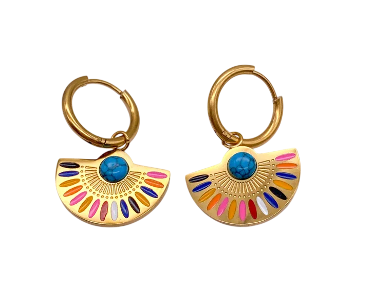 Boucles d'oreilles créoles dorées pour femme avec pendentif en forme d'éventail, détails multicolores et cabochon bleu au centre, au style bohème chic.