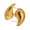 Paire de boucles d'oreilles pour femme en forme de goutte, finition dorée brillante, bordure ornée de pierres transparentes et fermeture à tige.