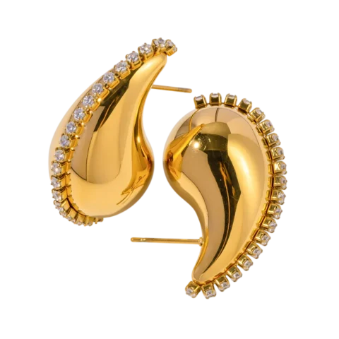 Paire de boucles d'oreilles pour femme en forme de goutte, finition dorée brillante, bordure ornée de pierres transparentes et fermeture à tige.