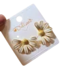 Paire de boucles d'oreilles pour femme en forme de marguerite, finition dorée, pétales blancs et fermeture à tige, au style élégant et tendance.