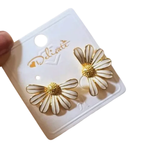 Paire de boucles d'oreilles pour femme en forme de marguerite, finition dorée, pétales blancs et fermeture à tige, au style élégant et tendance.