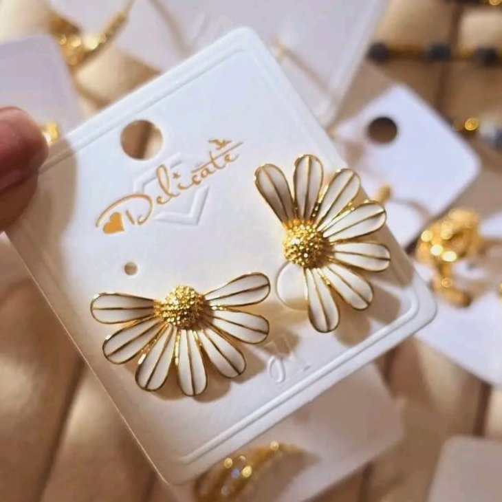 Boucles d'oreilles marguerite dorées et blanches – Image 2