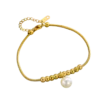 Bracelet en acier inoxydable doré pour femme avec chaîne maille serpent, perles métalliques et pendentif perle blanche au style élégant.