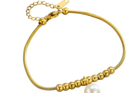 Bracelet en acier inoxydable doré pour femme avec chaîne maille serpent, perles métalliques et pendentif perle blanche au style élégant.