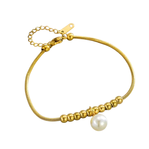 Bracelet en acier inoxydable doré pour femme avec chaîne maille serpent, perles métalliques et pendentif perle blanche au style élégant.