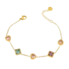Bracelet doré pour femme avec pendentifs décoratifs colorés en formes de cœur et carrée sur une chaîne fine ajustable.