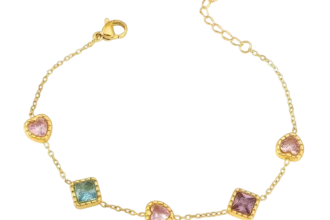 Bracelet doré pour femme avec pendentifs décoratifs colorés en formes de cœur et carrée sur une chaîne fine ajustable.