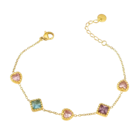 Bracelet doré pour femme avec pendentifs décoratifs colorés en formes de cœur et carrée sur une chaîne fine ajustable.