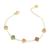 Bracelet doré pour femme avec pendentifs décoratifs colorés en formes de cœur et carrée sur une chaîne fine ajustable.