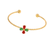 Bracelet jonc doré pour femme avec finition texturée et motif fleur composé de détails rouges et verts, élégant et raffiné.