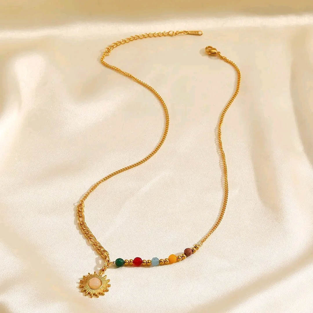 Collier doré avec pendentif soleil et perles colorées élégantes – Image 4