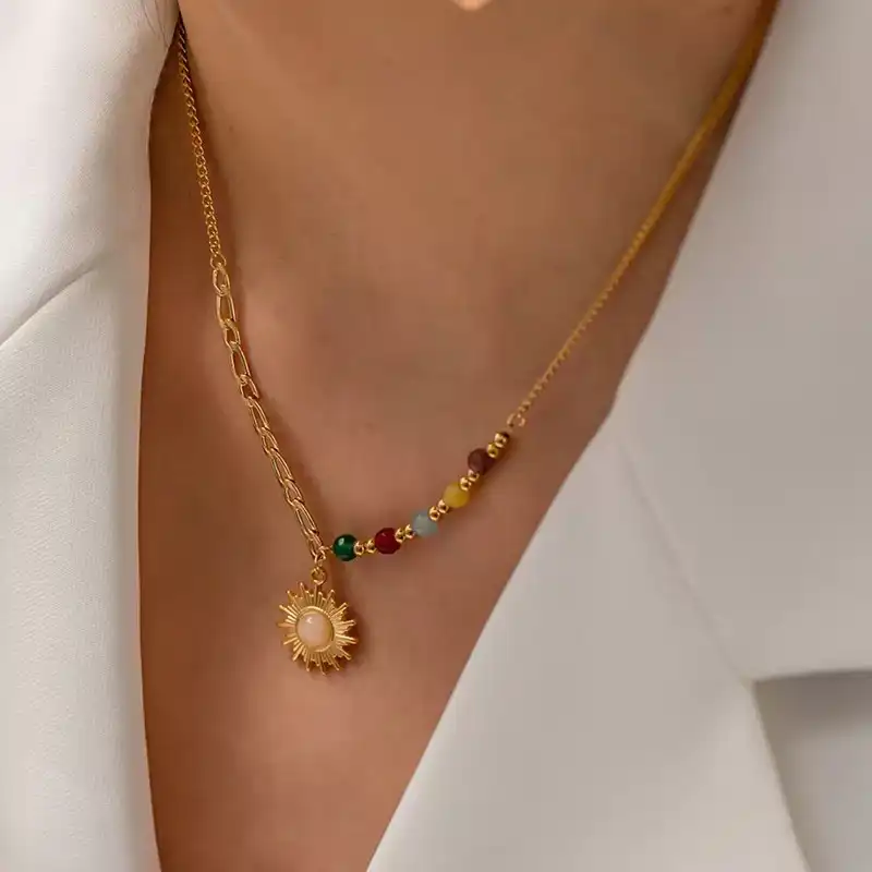 Collier doré avec pendentif soleil et perles colorées élégantes – Image 2