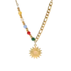 Collier doré pour femme avec pendentif soleil, perles colorées décoratives et chaîne fine réglable, idéal pour un style élégant et tendance.