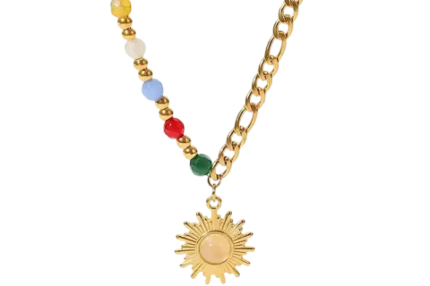 Collier doré pour femme avec pendentif soleil, perles colorées décoratives et chaîne fine réglable, idéal pour un style élégant et tendance.