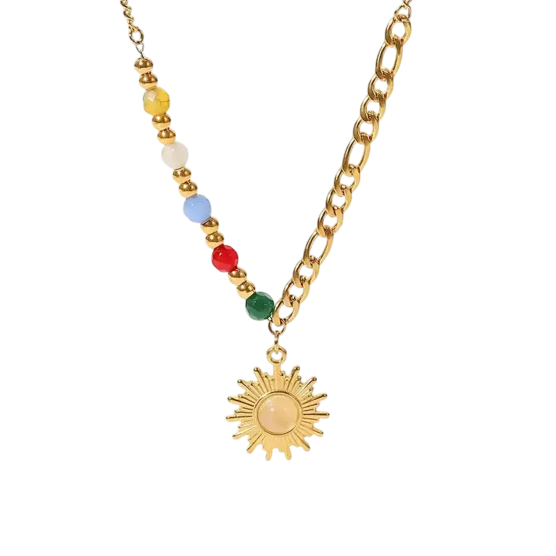 Collier doré pour femme avec pendentif soleil, perles colorées décoratives et chaîne fine réglable, idéal pour un style élégant et tendance.