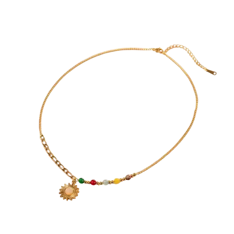 Collier doré pour femme avec pendentif soleil, perles colorées décoratives et chaîne fine réglable, idéal pour un style élégant et tendance.