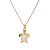 Collier doré pour femme avec pendentif tortue aux détails blancs, bijou élégant et tendance pour un usage quotidien.
