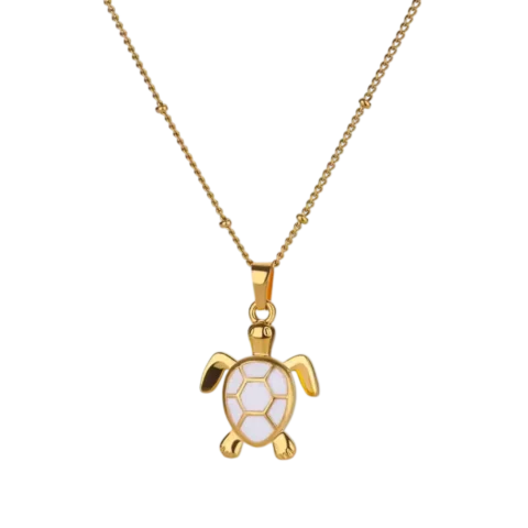 Collier doré pour femme avec pendentif tortue aux détails blancs, bijou élégant et tendance pour un usage quotidien.