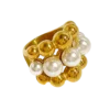 Bague dorée pour femme avec perles blanches et billes dorées, design ouvert élégant et moderne.