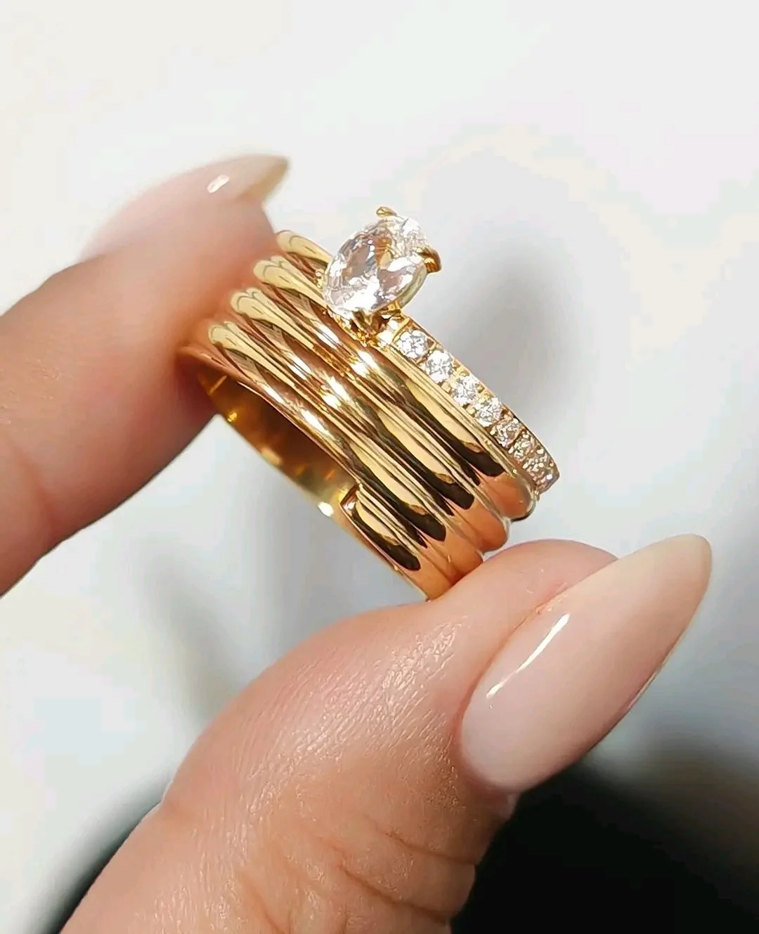 Bague en acier inoxydable dorée multirangs effet empilé – Image 2