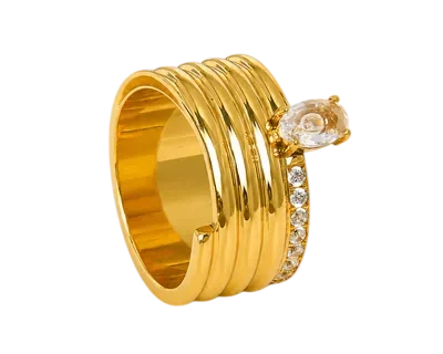 Bague pour femme en acier inoxydable dorée au design multirangs avec une pierre centrale ovale et une rangée de détails scintillants.