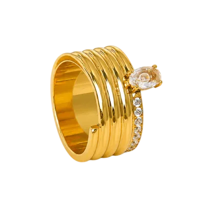 Bague pour femme en acier inoxydable dorée au design multirangs avec une pierre centrale ovale et une rangée de détails scintillants.