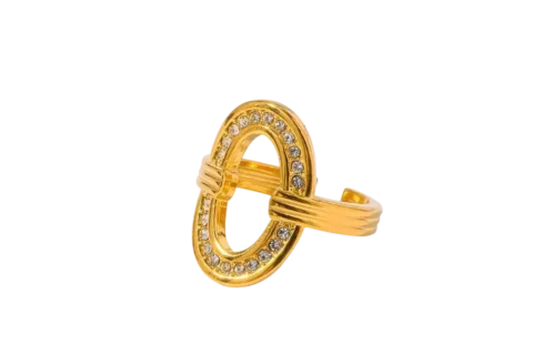 Bague cercle ouvert en acier inoxydable doré avec contour serti de petites pierres décoratives brillantes.