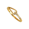 Bague pour femme en métal finition dorée au design ouvert avec une rangée de petits détails scintillants sur le dessus.