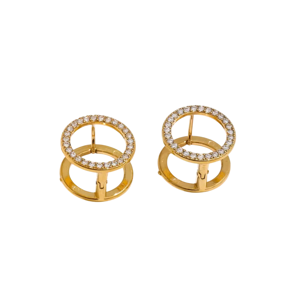 Boucles d'oreilles cercle double face en acier inoxydable doré avec anneau orné de petites pierres décoratives brillantes.