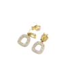 Boucles d'oreilles à clip pour femme en métal finition dorée avec pendentif carré arrondi ajouré et contour orné de détails scintillants.