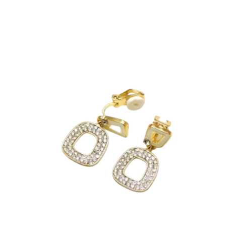 Boucles d'oreilles à clip pour femme en métal finition dorée avec pendentif carré arrondi ajouré et contour orné de détails scintillants.