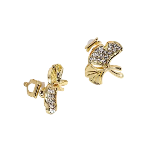 Boucles d'oreilles à clip pour femme en métal finition dorée avec motif nœud orné d'éléments décoratifs scintillants.
