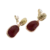 Boucles d'oreilles à clip pour femme en métal finition dorée avec élément décoratif texturé et pendentif bordeaux de forme organique.