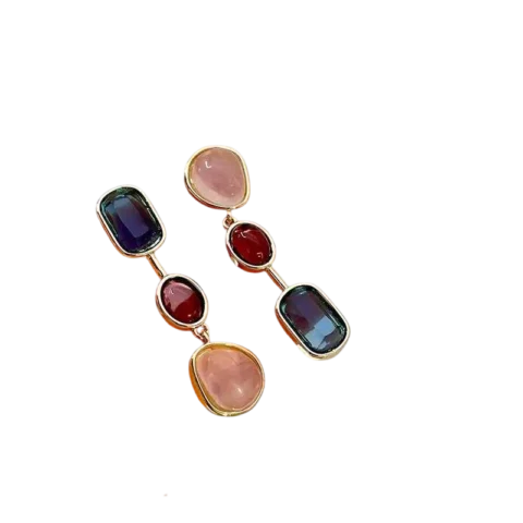 Boucles d'oreilles à clip pour femme en métal finition dorée avec pierres décoratives de formes ovales, rondes et rectangulaires dans des tons rose, ambre et bleu.