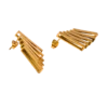 Boucles d'oreilles pendantes dorées pour femme avec design géométrique composé de plusieurs bandes métalliques superposées.