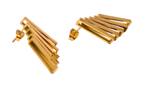 Boucles d'oreilles pendantes dorées pour femme avec design géométrique composé de plusieurs bandes métalliques superposées.