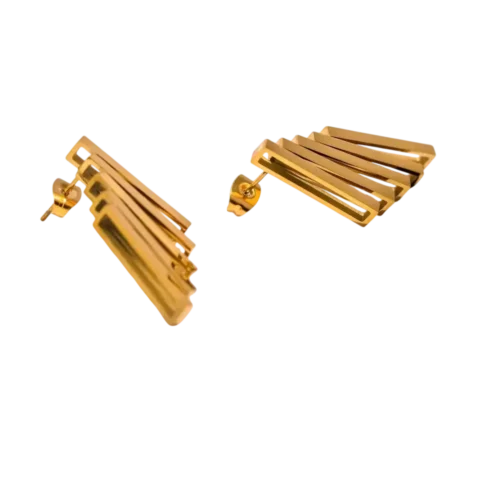 Boucles d'oreilles pendantes dorées pour femme avec design géométrique composé de plusieurs bandes métalliques superposées.