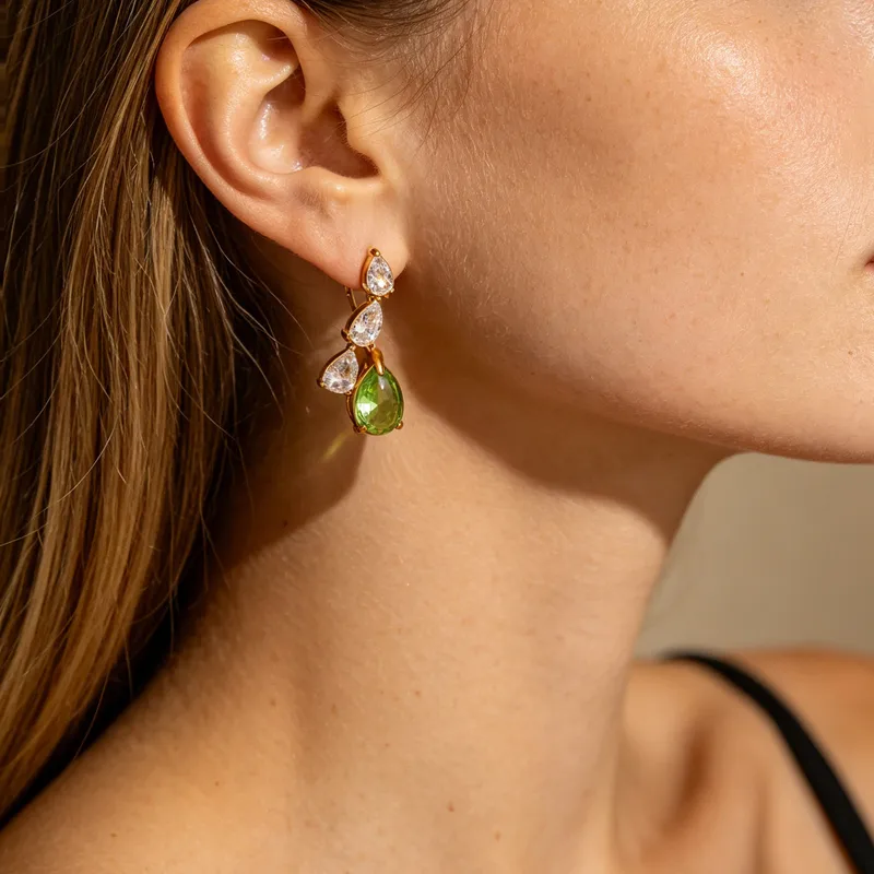 Boucles d'oreilles dorées à pendentif vert au style raffiné – Image 2