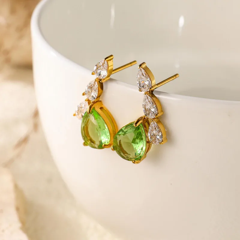 Boucles d'oreilles dorées à pendentif vert au style raffiné – Image 3