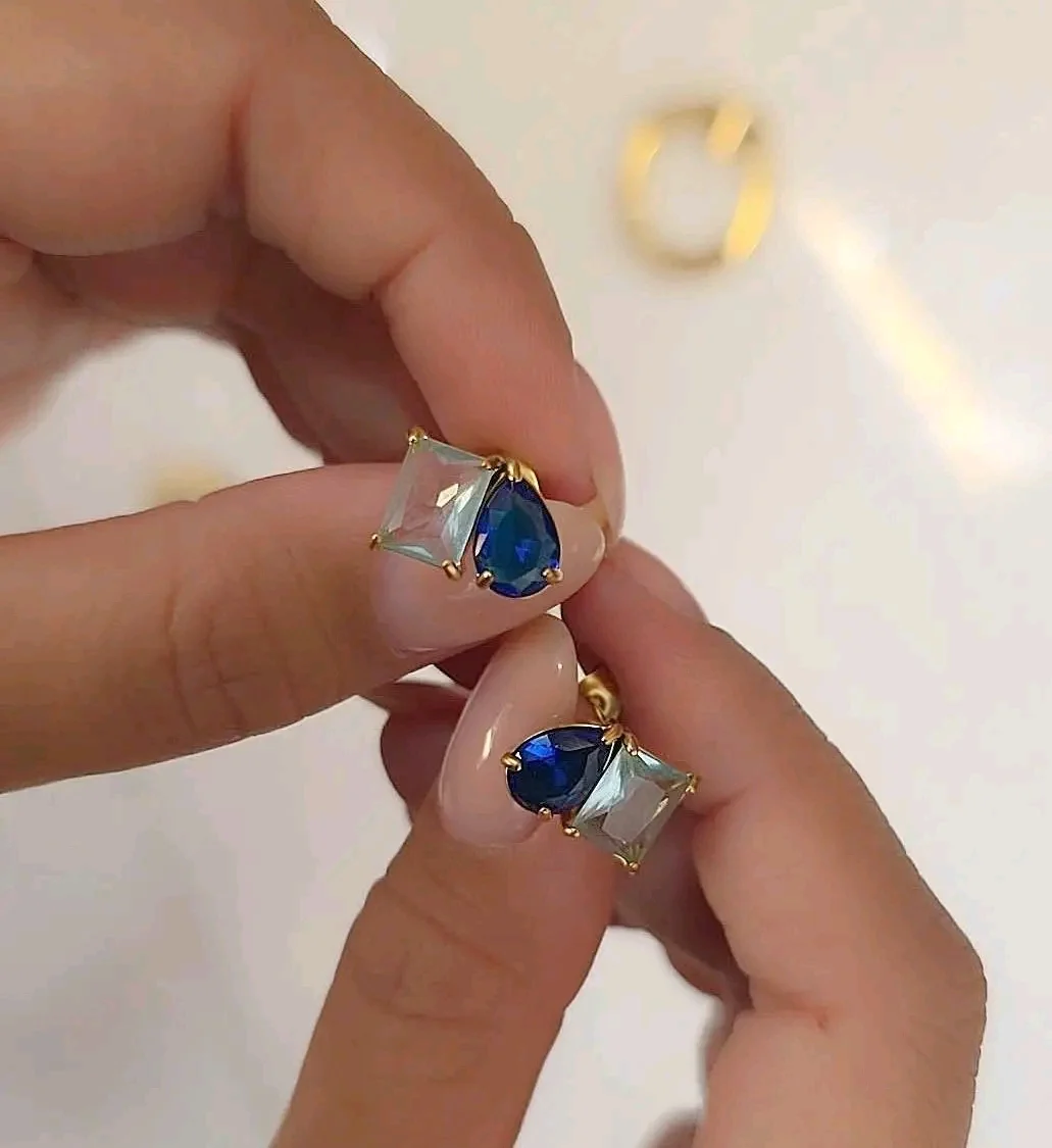 Boucles d'oreilles dorées à pierres bleues et transparentes – Image 3