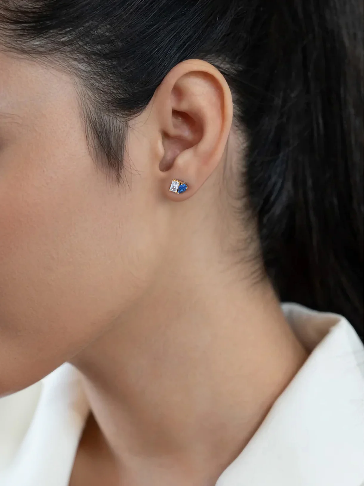 Boucles d'oreilles dorées à pierres bleues et transparentes – Image 2